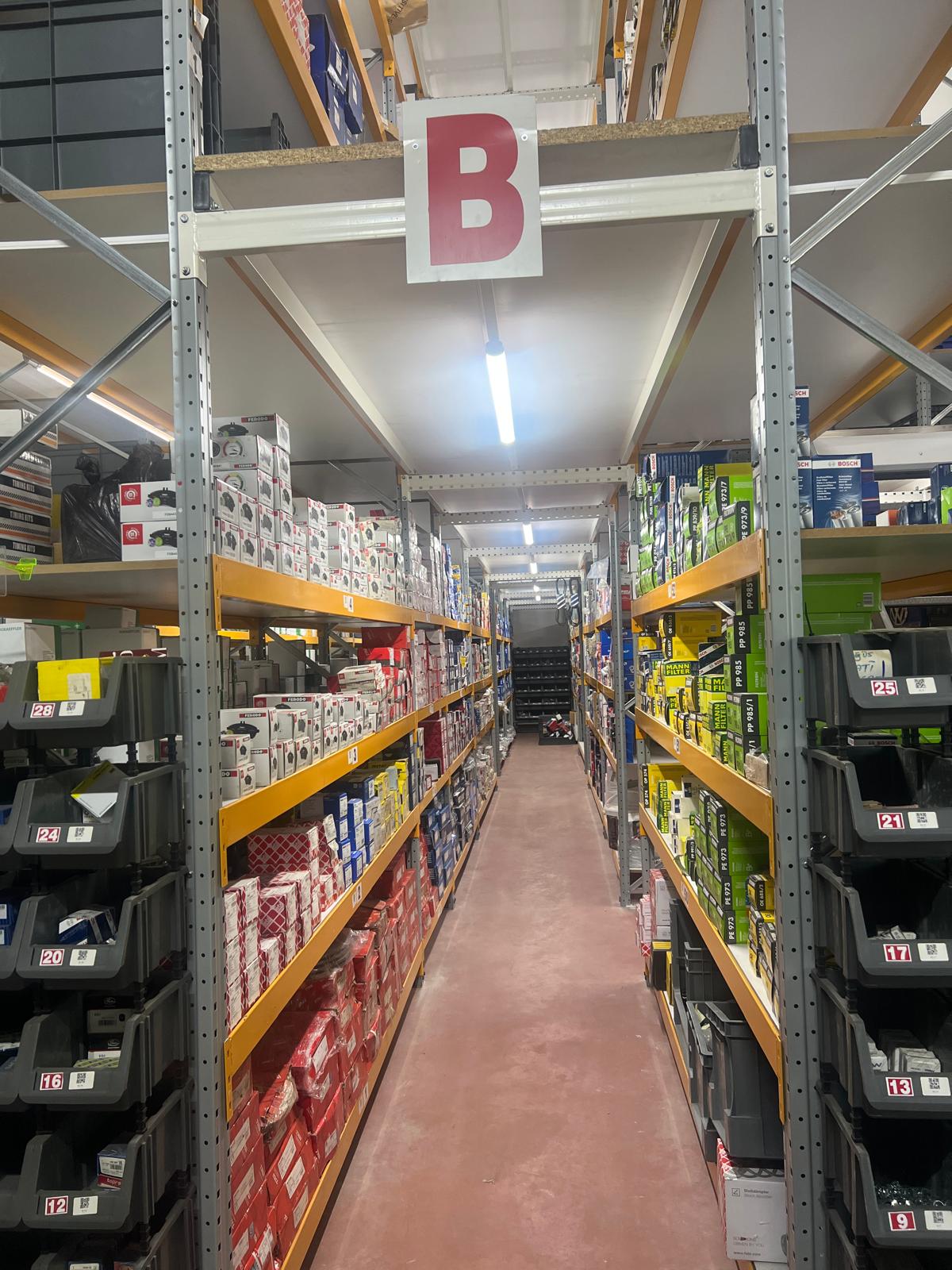 OTO MARKET depo rafları — fren ve filtre reyonu