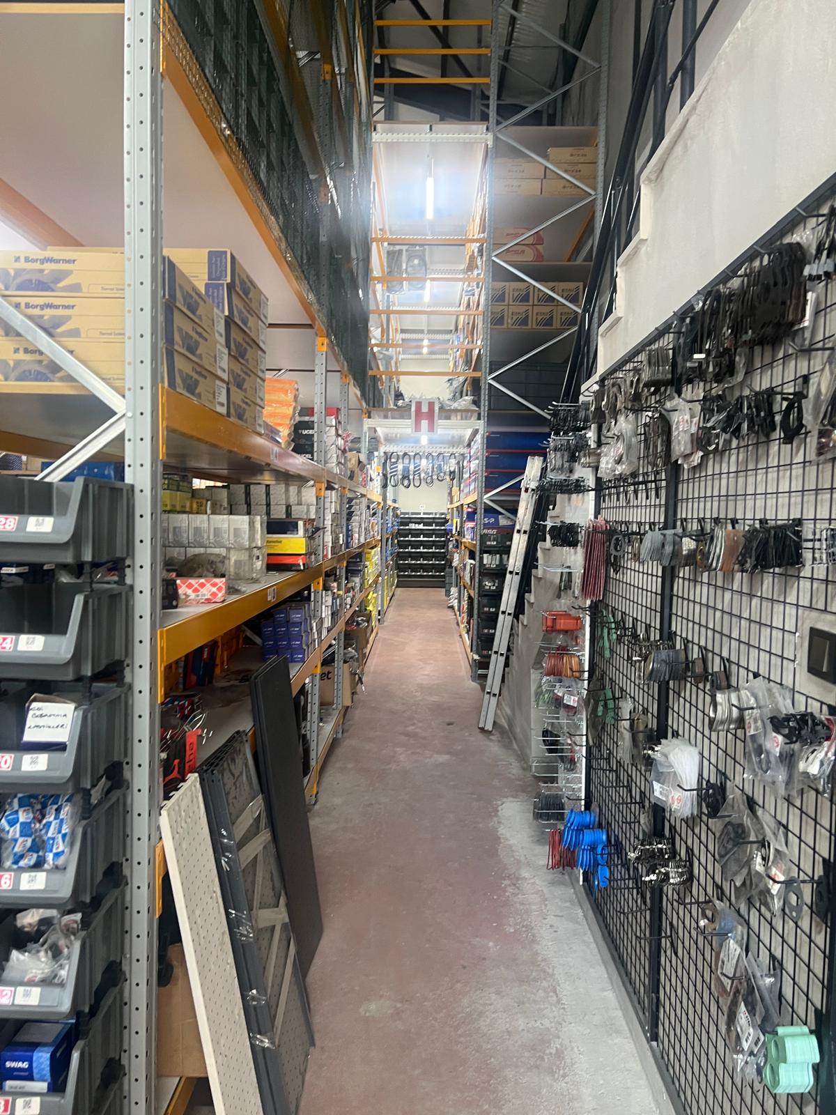 OTO MARKET depo koridoru — yedek parça rafları